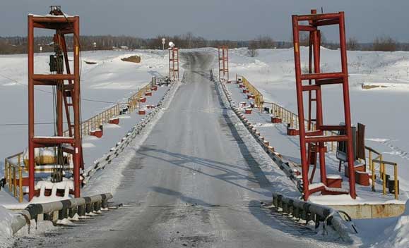 ��������� ���� ����� ���� ����
The floating bridge through the Tura river