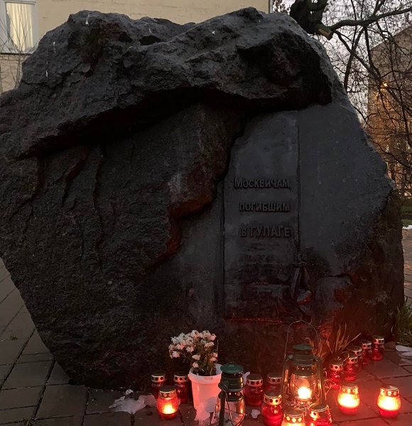 20 ������ 2021. ����� � ������ ���������
November 20, 2021. The picket in protection of Memorial