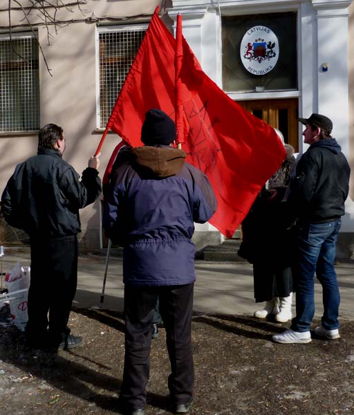 ��������� ������ ���������� � ������������ ����������� ������
	<dd>The participants of the picket at General consulate of Latvia
