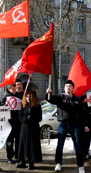 ������� ����� � ������������ ����������� ������
The red flags at General consulate of Latvia