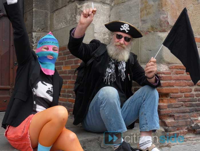 � ����, � ���� � ������ ������������ ����� �����
The young girl and the old pirate support Pussy Riot in Toulouse