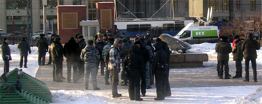 ������ � ��������� �� �������
Hangmen at a monument to their victims