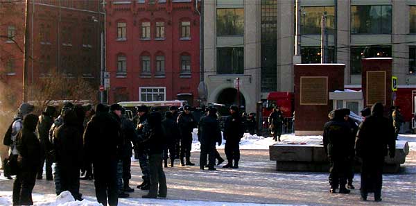 ������ � ��������� �� �������
Hangmen at a monument to their victims