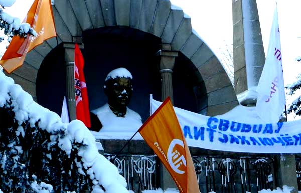 �������� � ����������
Monument in Chelyabinsk