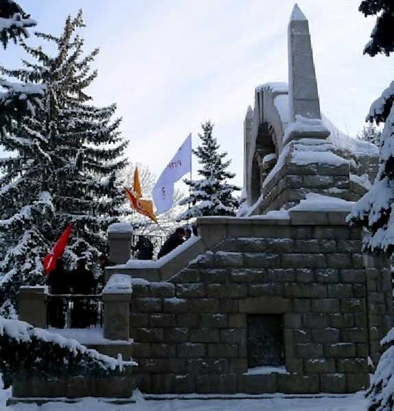 �������� � ����������
Monument in Chelyabinsk