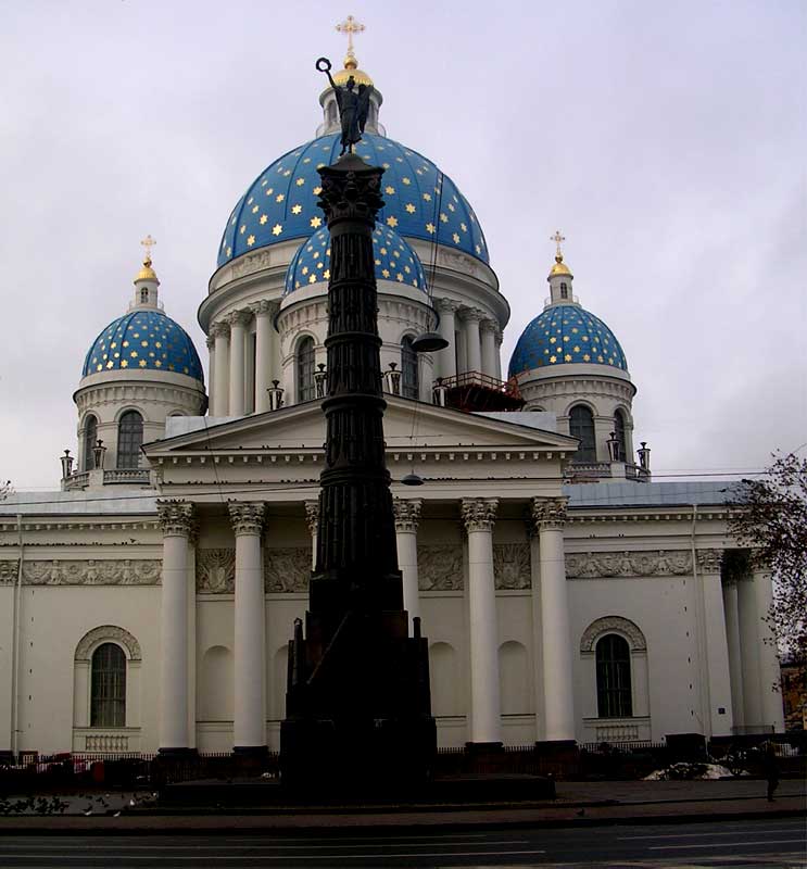 �������� �� ���� ��������� ������������� ������
Monument on a background of the Holy Trinity Izmaylovsky cathedral