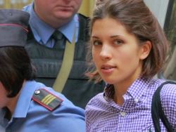 ������� ������������� � ���������
Nadezhda Tolokonnikova with policemen
