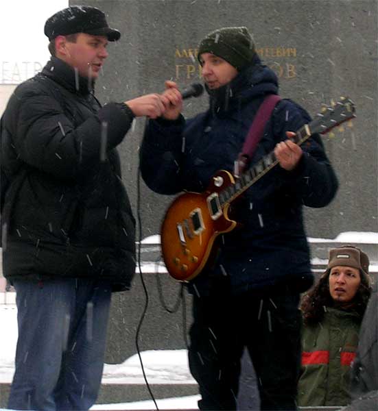 ������� ������� ��������� �� ������� � ������ �������� ���
The comrade Arcady sings the song �The difficult hour� on the meeting