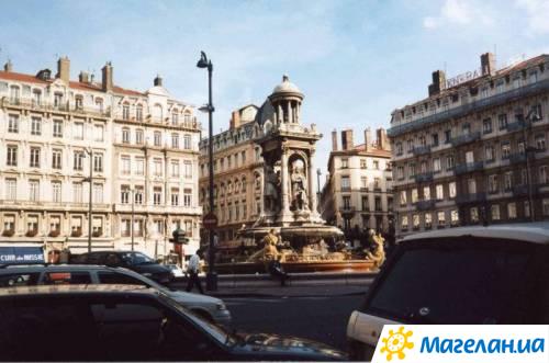 �������� � �����
Monument in Lyon