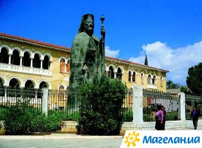 �������� ��������� III � �������
Monument to Macarios III in Nicosia