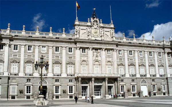 ���� �������� � �������
Tower watches in Madrid
