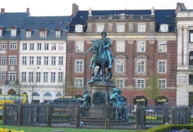 ��������  � �����������
Monument in Copenhagen