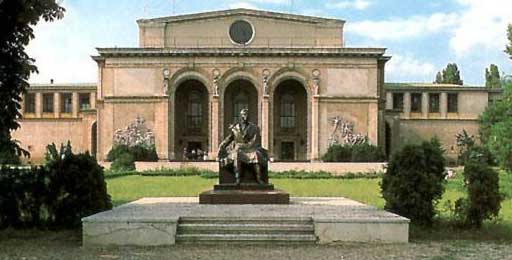 �������� � ���������
Monument in Bucharest