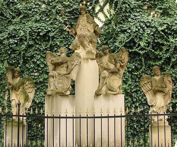 �������� ��. ������ � �������� � ����������
Monument to St John with angels in Bratislava