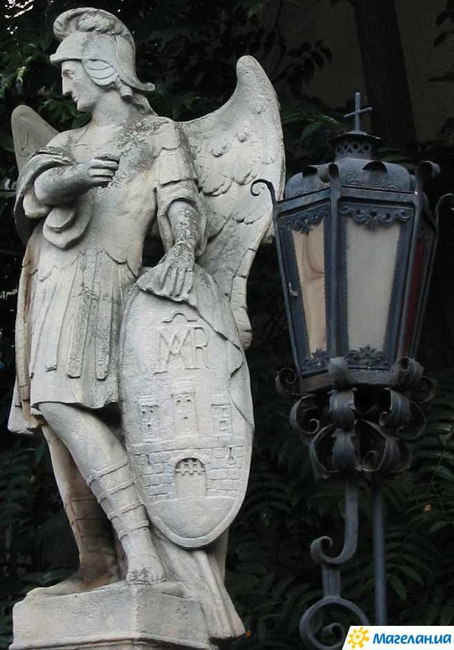 �������� ��������� ������� � ����������
Monument to Archangel Michael in Bratislava
