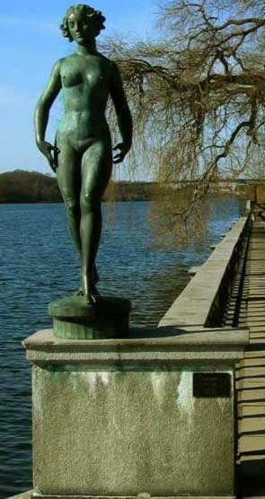 �������� � ����������
Monument in Stockholm