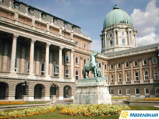 ��������  � ���������
Monument  in Budapest