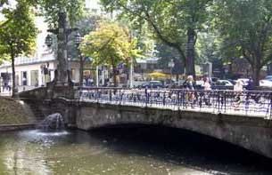 �������� � ������������
Monument in Dusseldorf