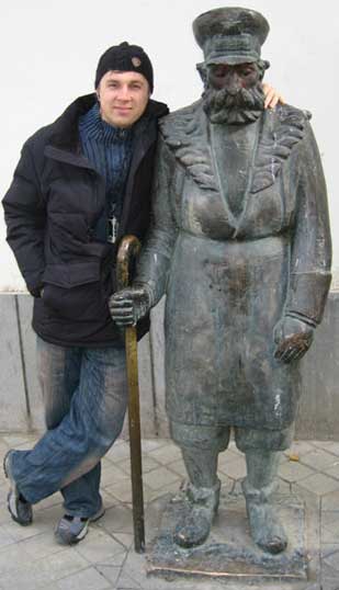 �������� ������� � �������
Monument to Janitor in Tbilisi