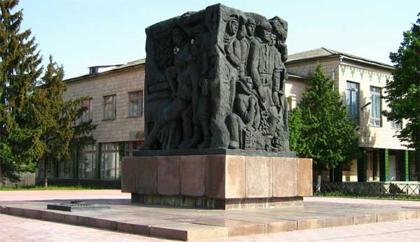�������� ������� ������� � ���������
Monument to the victims of fascism in Korukovka