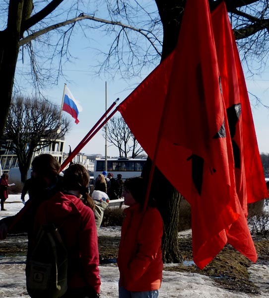 ������� ����� �����
The red banner is closer