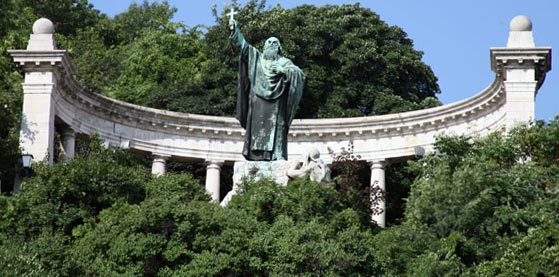 �������� ������� �������� � ���������
Monument to St Gellert in Budapest