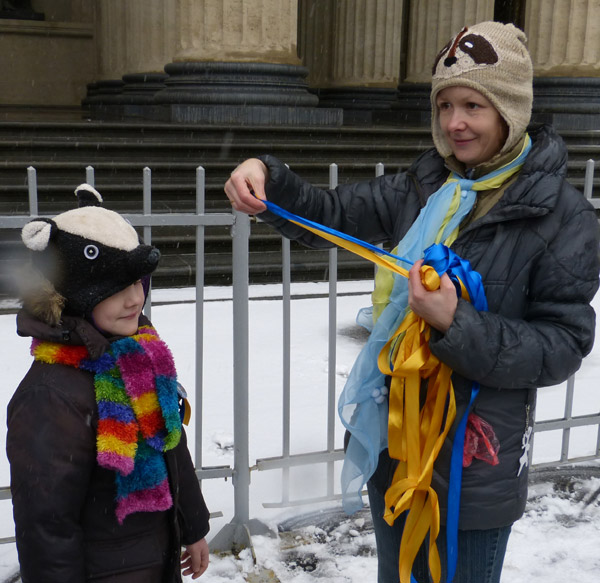 15 ����� 2014. �������� ���� ������ �����. �����-���������
March 15, 2014. The meeting of the people against war. Yellow and blue