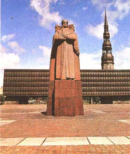 �������� �������� ��������� ������� � ����
Monument �Red Latvian shooters� in Riga