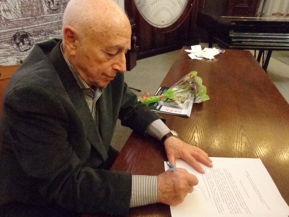 ��������� �����������: ��������� ��������� �������
Alexander Gorodnitsky: The support of the blockade monument