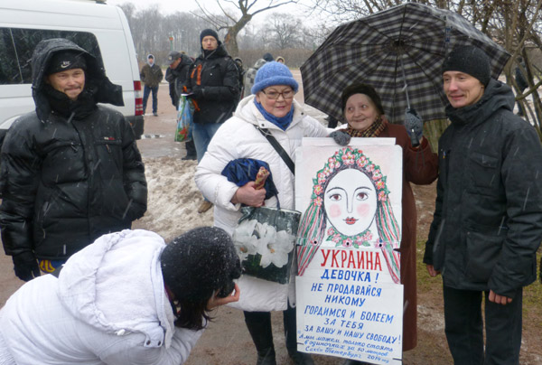 ��������� ����������� � �����-����������. �������, �������! �� ���������� ������
The support of Euromaydan in St. Petersburg. Ukraine, the girl! Be not on sale