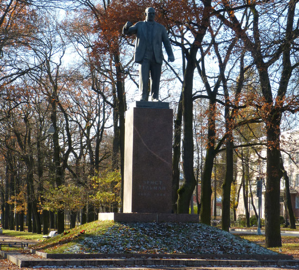 �������� �. �������� � �������
Monument to Ernst Telman in Pushkin