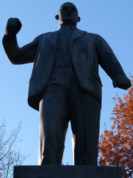 �������� �. �������� � �������
Monument to Ernst Telman in Pushkin