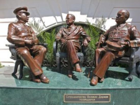 �������� ��������������� ������� ������
monument To cooperation of the great states