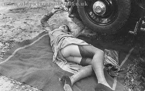 ������� ��� �����������
Girl under the automobile