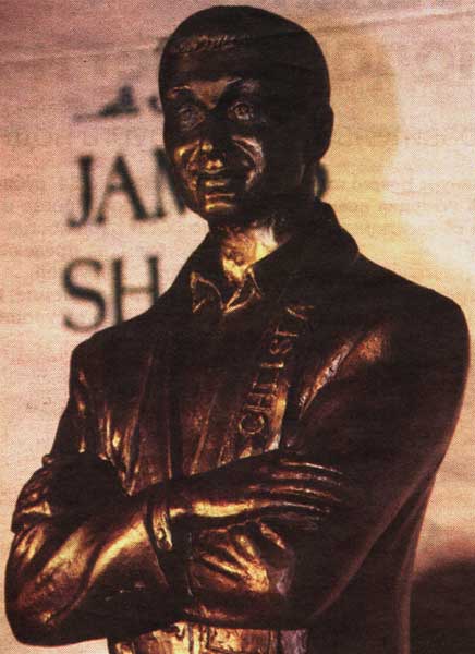 �������� �. ���������� � �����������
monument to Roman Abramovich in Krasnoyarsk