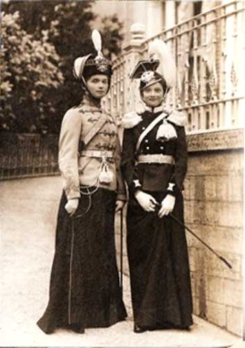 �������� �������� ������ ����� � ������� ���������� � ������ ��������� ������
Postal card �Great princesses Olga Nikolayevna and Tatiana Nikolayevna in uniform of the patronised regiments�