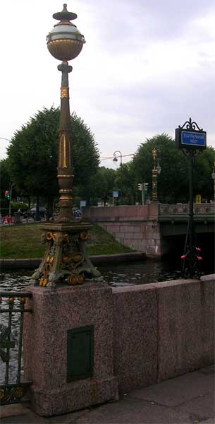 ����������� ����. ������ � ����
The Theatrical bridge. The lantern and sign