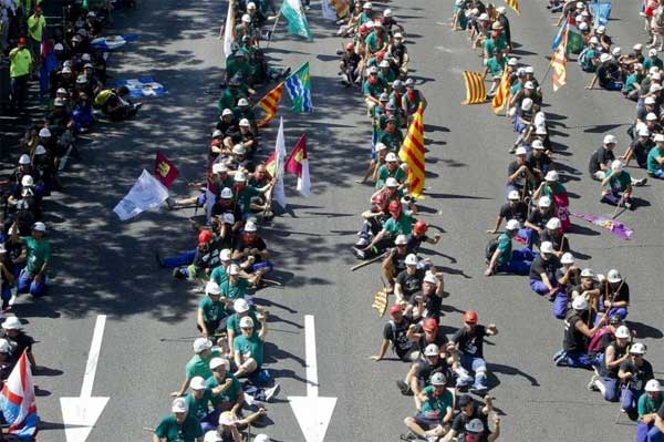 ������ ���� � �������
The miners sing in Madrid
