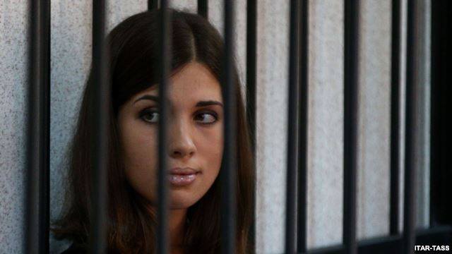 ������� ������������� �� ��������
Nadezhda Tolokonnikova behind a lattice