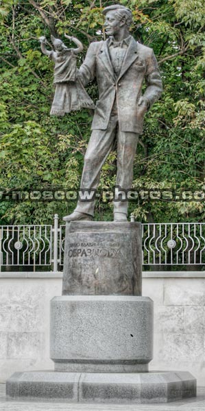 �������� ��������� � ������
Monument to Obraztsov in Moscow