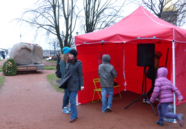 ����� �������� ������30�. ����������� ������� �� �������� �������
Action �Free Arctic30�. The Arctic tent on the Trinity square