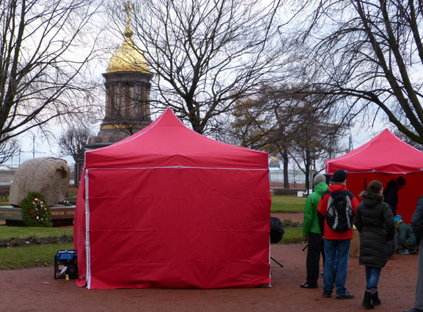 ����� �������� ������30�. ����������� ������� �� �������� �������
Action �Free Arctic30�. The Arctic tent on the Trinity square