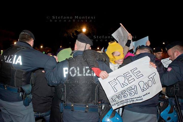������� �� ������� ����� ����� �� ����� ������ ������ � �������
Protest for the freedom of Pussy Riot during Putin's visit to Naples yesterday
