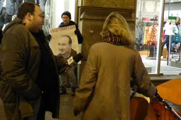 ������������ ������������ ���� �����-���������� ���� ��������
Correspondent of a radio station �Echo of St. Petersburg� takes an interview