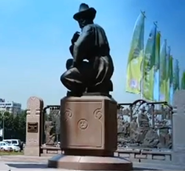 �������� � ����-���
Monument in Alma-Ata