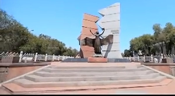 �������� � ����-���
Monument in Alma-Ata