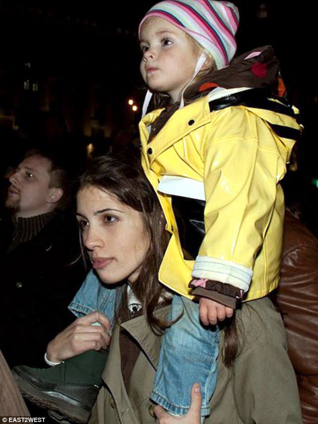 ������� ������������� � ������� �����
Nadezhda Tolokonnikova with daughter Gera