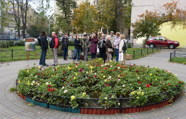 ����� ���������� � ������ ���������� �������. ���������� ��������
The watch by painters in protection of the Pushkarskaya square. The visitors of an exhibition