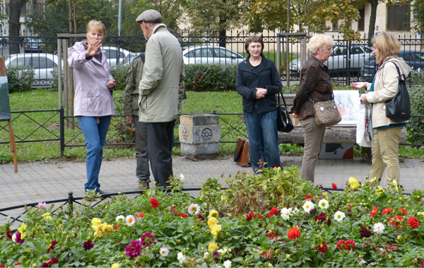 ����� ���������� � ������ ���������� �������. ���������� ��������
The watch by painters in protection of the Pushkarskaya square. The visitors of an exhibition