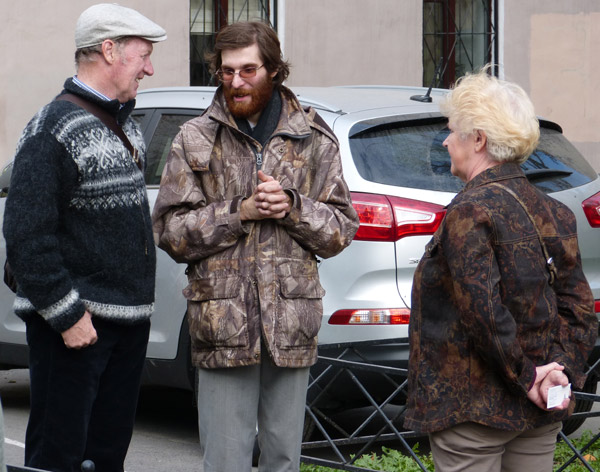 ����� ���������� � ������ ���������� �������. ���������� ��������
The watch by painters in protection of the Pushkarskaya square. The visitors of an exhibition
